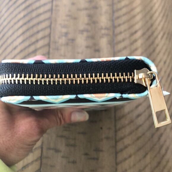 NWT Vegan Southwest Look 👀 Zip Wallet. Zip and card compartments. Secure! - Picture 8 of 17